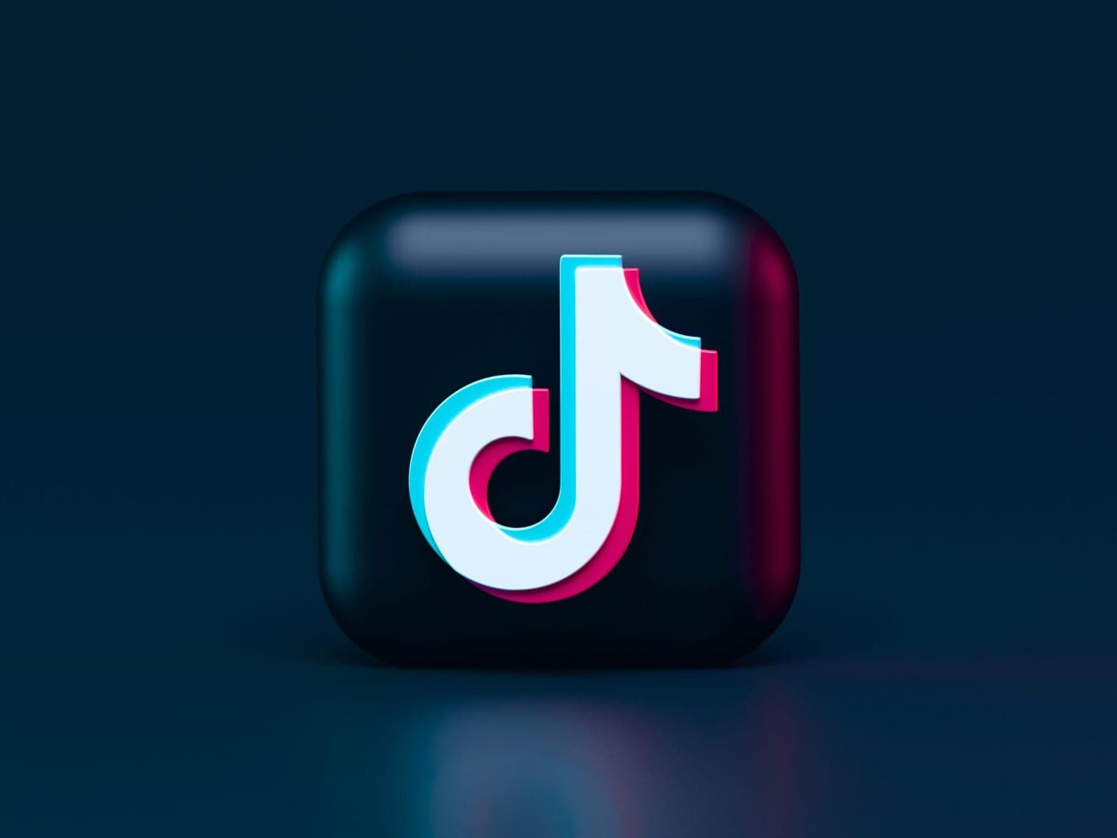 „TikTok“ turinio moderatoriai Vokietijoje streikuoja: dirbtinis intelektas užima jų darbo vietas?