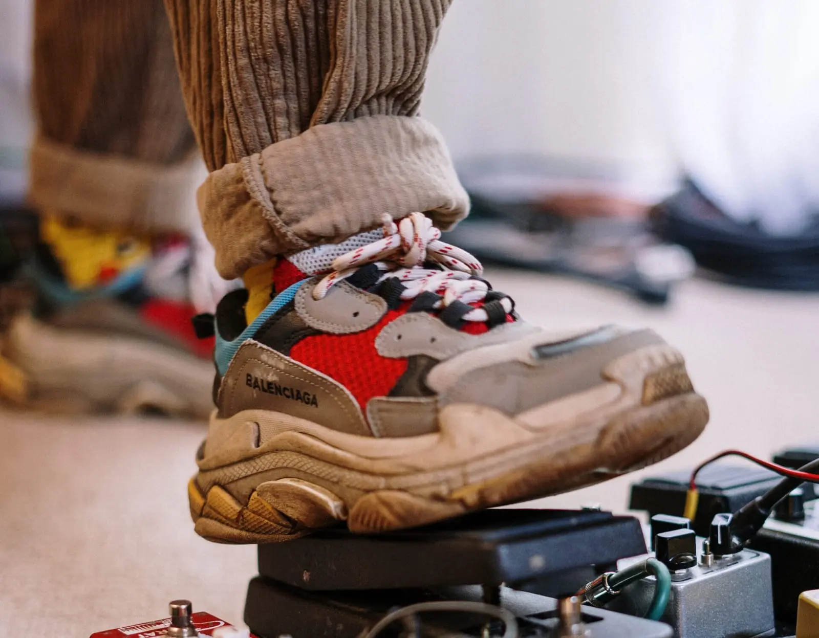 „Balenciaga“ mados namai atsiprašė, bet kaltės kratosi