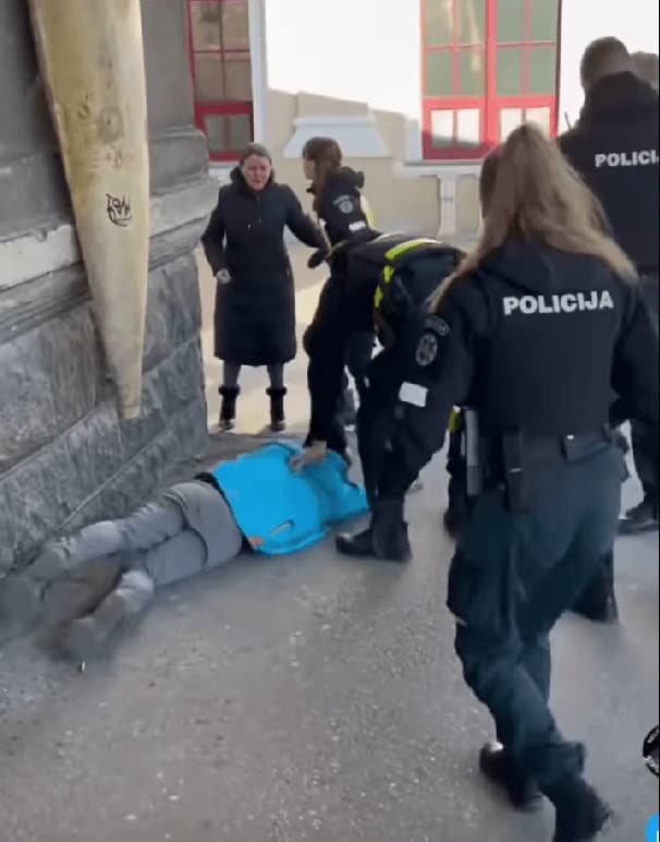 Internete plinta vaizdo įrašas, kuriame pareigūnai talžo nesipriešinantį pilietį