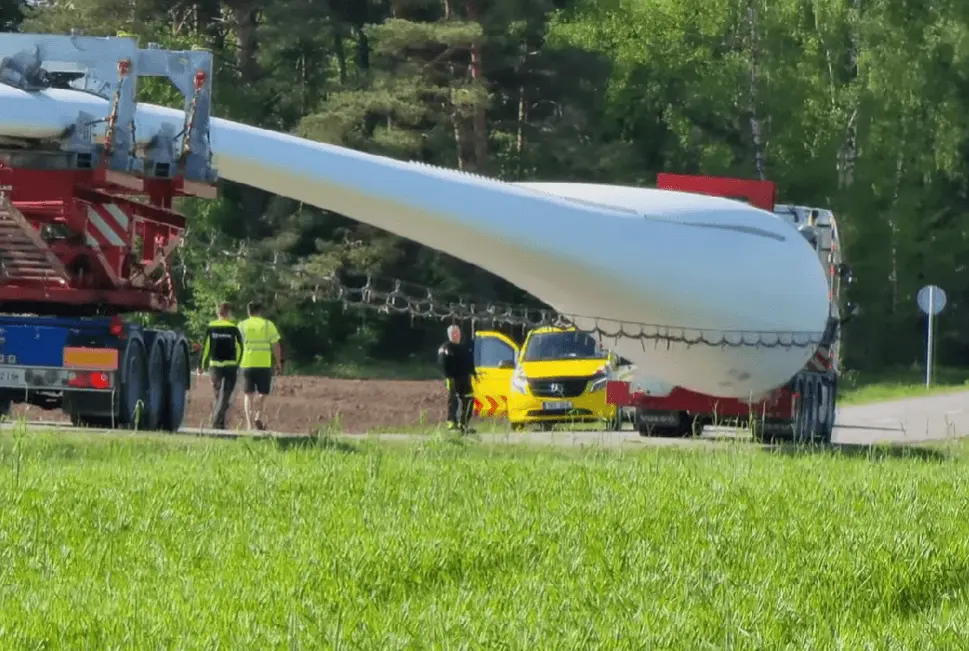 Į nuosavą kiemą „įskridęs“ vėjo jėgainės sparnas šokiravo Šiaulių rajono gyventoją