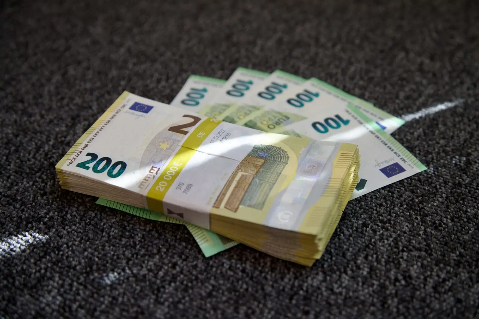 Apklausa: gyventojai vis labiau linkę skolas „išsimušinėti“ patys