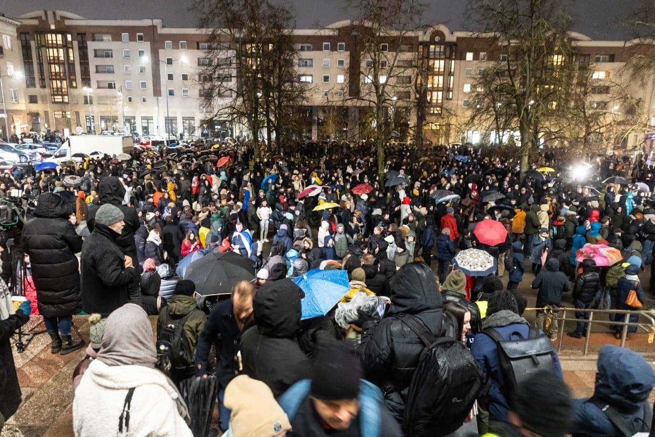Protestas prieš „Nemuno aušrą“: jame – J. Ohmanas ir LGBT vėliavos