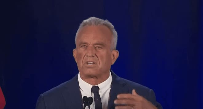 R. Kennedy traukiasi iš rinkimų ir remia respublikoną D. Trumpą