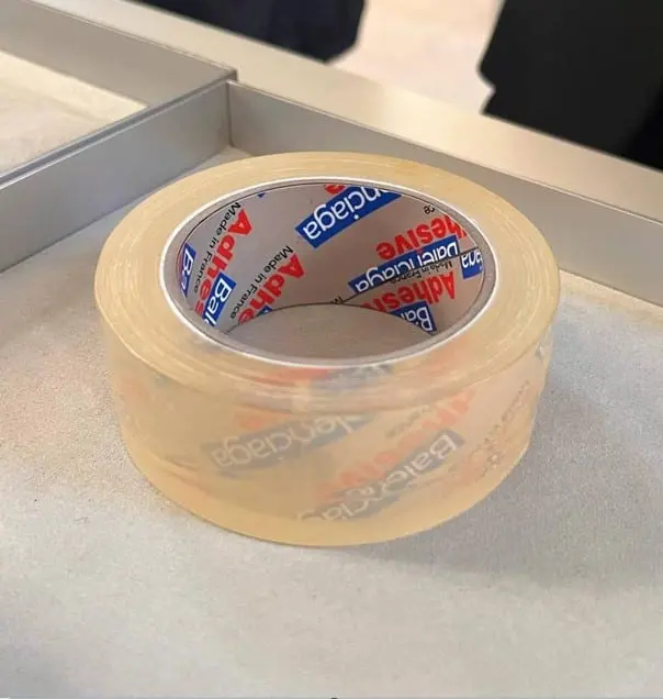 Nieko neįprasto – tik lipnios juostos pavidalo apyrankė iš „Balenciaga“ už 4400 dolerių