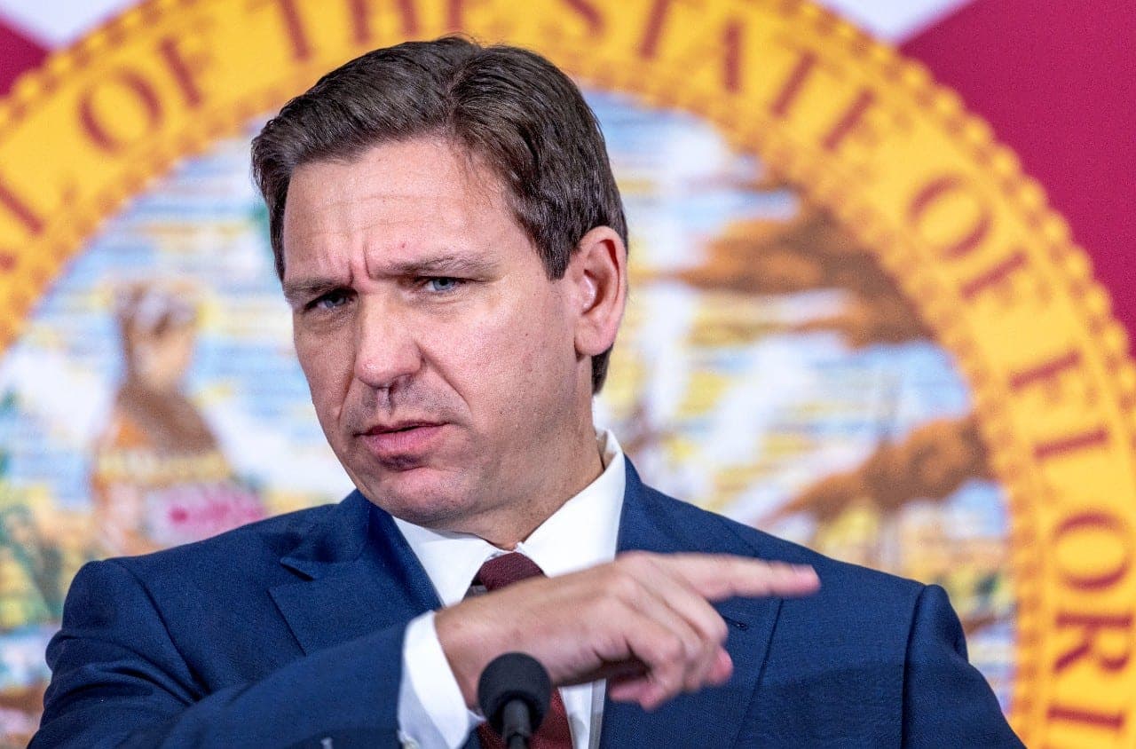 R. DeSantis pritaria D. Trumpui: kasetinių bombų Ukrainai nebus