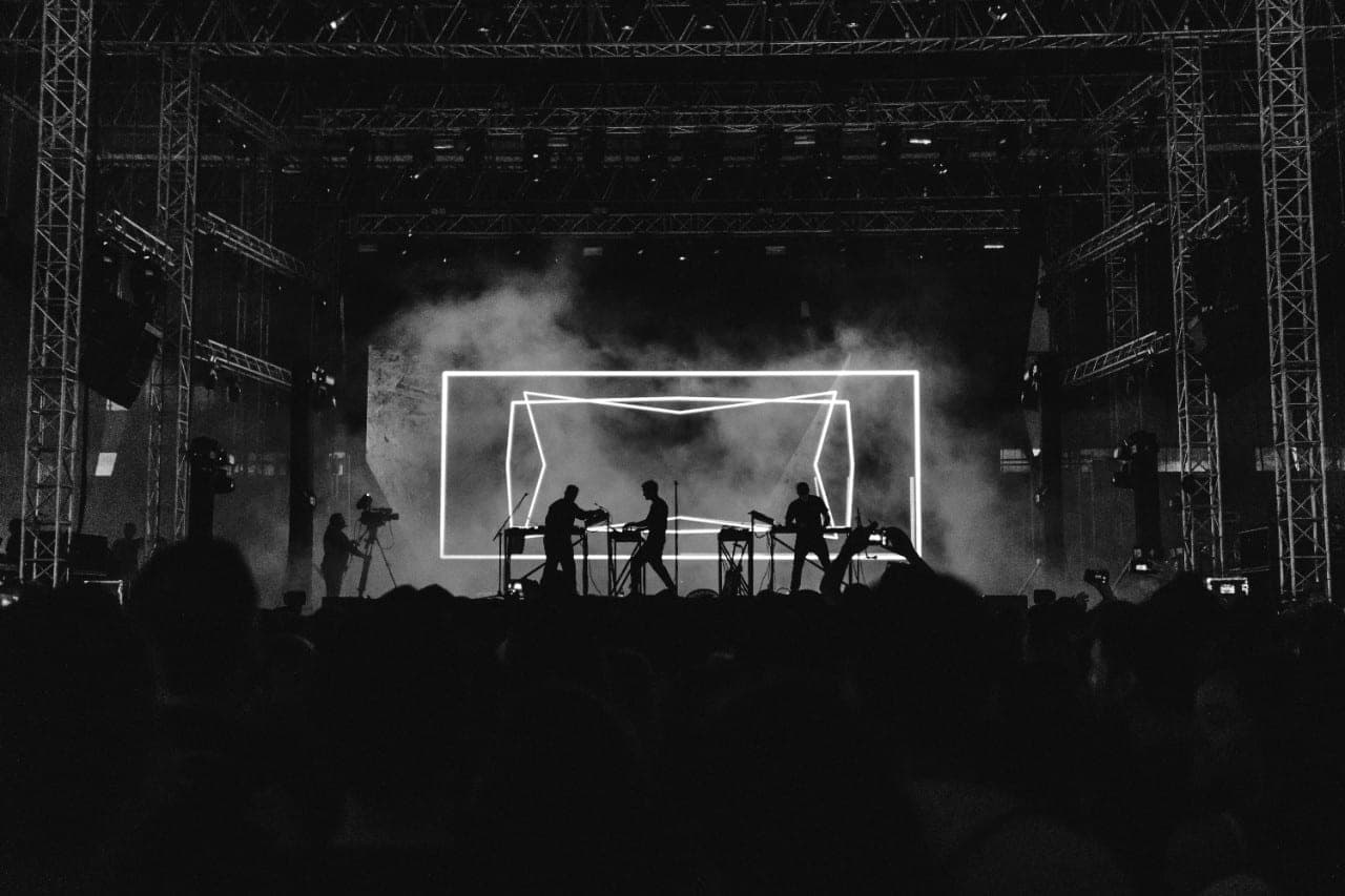 „Afterparčiai“ – ne uogoms valgyti: „Rammstein“ kaltinami apsvaigintų merginų išžaginimu