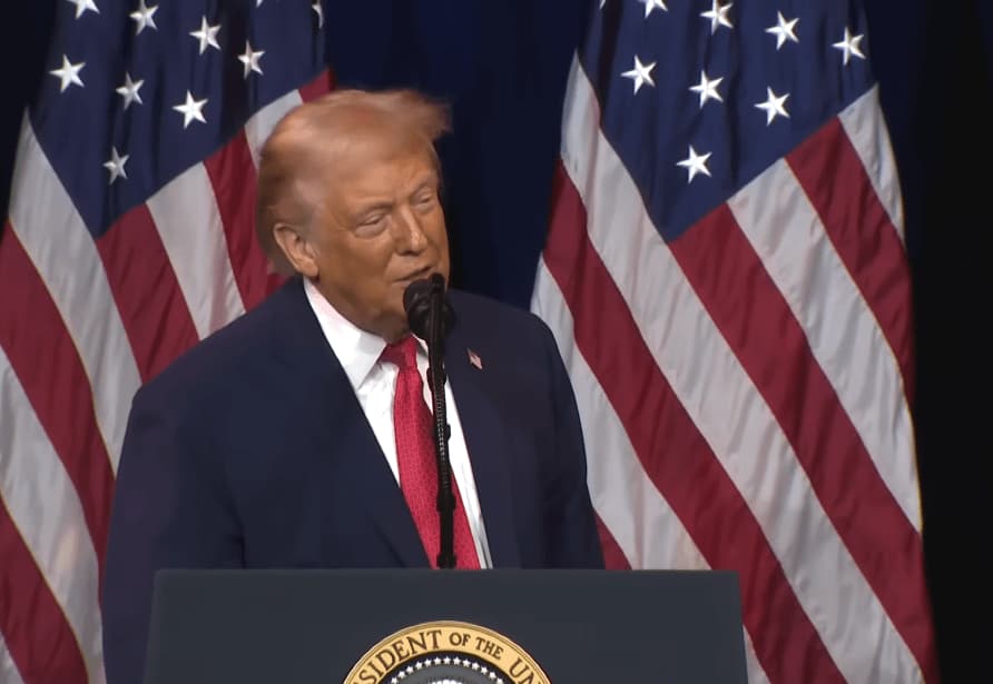D. Trumpas nenusileidžia: įveda 15 proc. muitą visoms į JAV įvežamoms prekėms