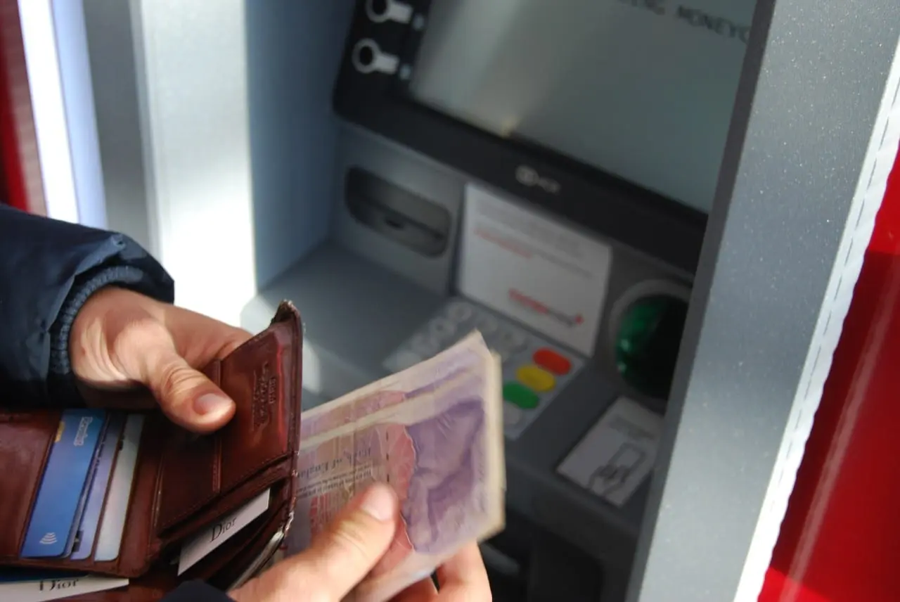 Stumia skaitmeninius pinigus: iš bankomatų leidžia išsiimti tik po 45 dolerius
