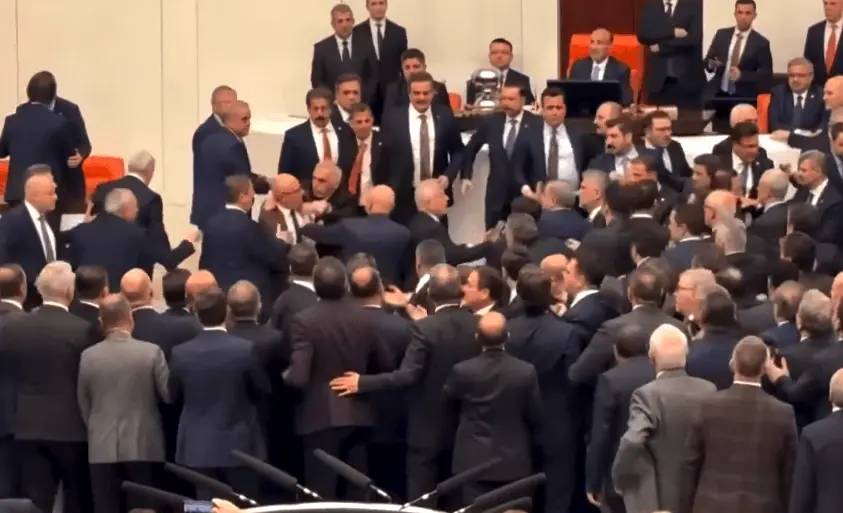 Turkijos parlamente po teisingumo ministro paskyrimo kilo muštynės