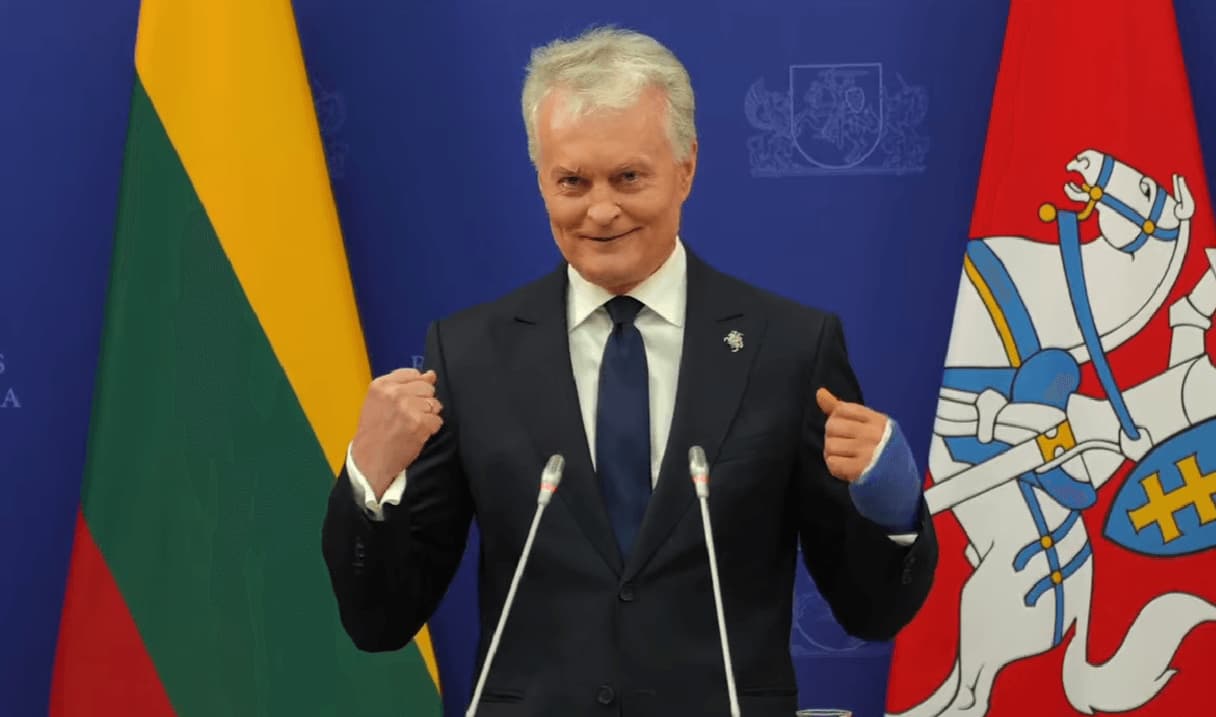 Po kritimo namuose Nausėdai nutirpo vidurinis pirštas: „gal tai apsaugos nuo nepadorių gestų“