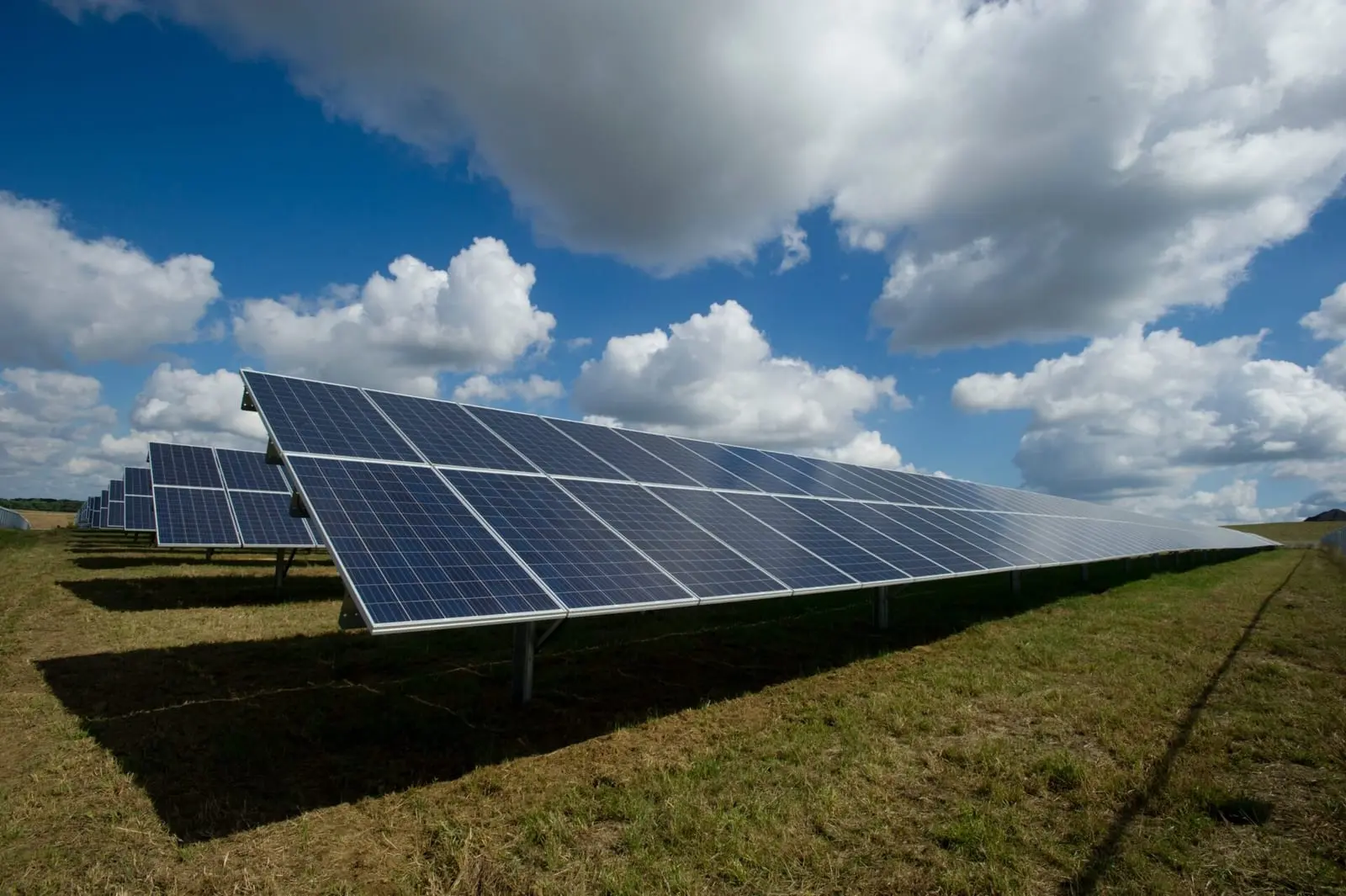 Lietuviai jau beveik muša rekordus: beveik 20 tūkst. namų ūkių išreiškė norą įsirengti saulės elektrines