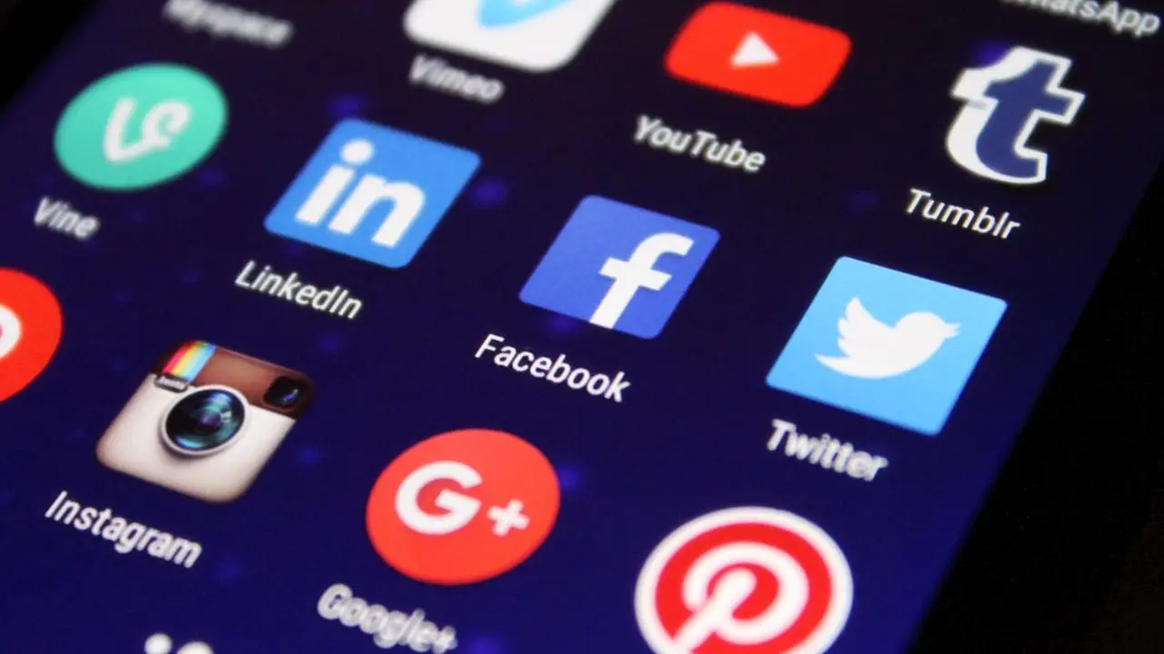 Didieji socialiniai tinklai – naujieji „baronai plėšikai“
