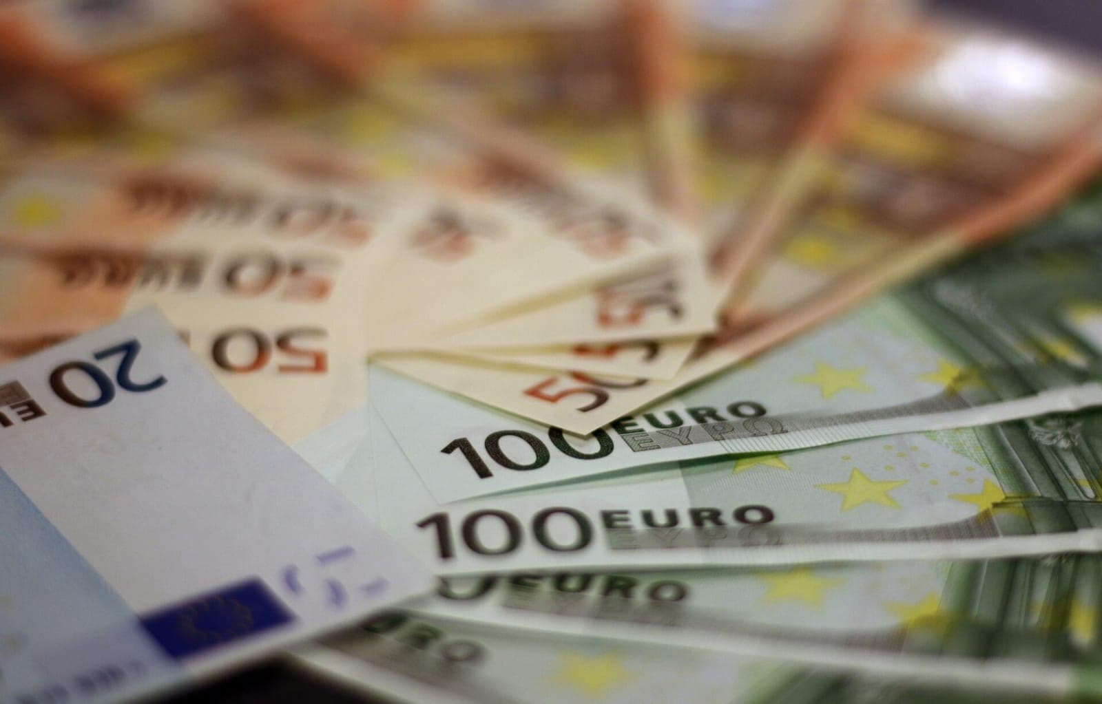 A. Tapinas už žmonių suaukotus pinigus užsimojo susidoroti su priešais?