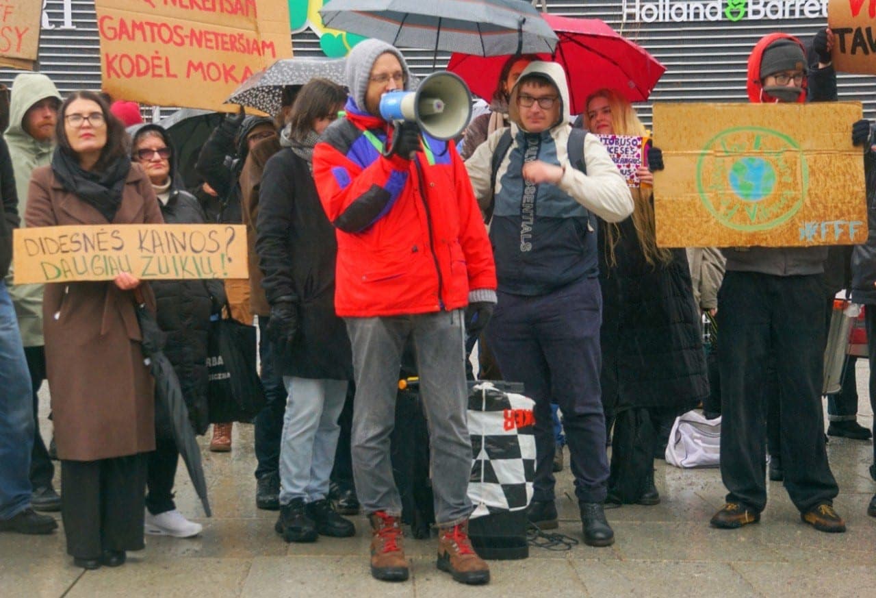 Prie Vilniaus savivaldybės – protestas prieš viešojo transporto bilietų branginimą