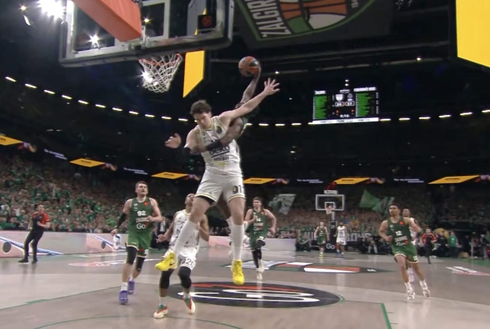 „Žalgiris“ panaikino 19 taškų deficitą ir dramatiškai įveikė „Fenerbahče“