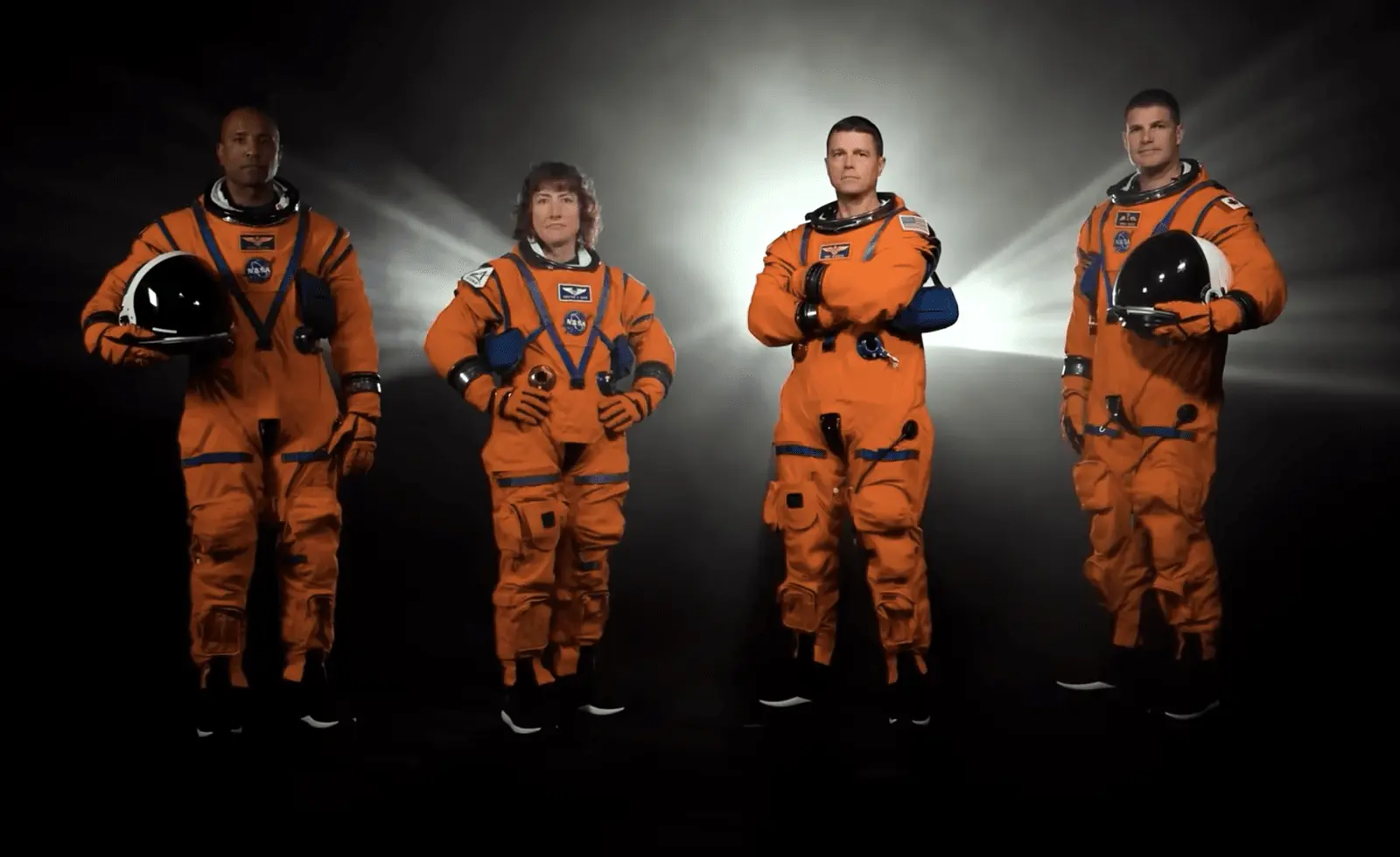 Istorinę Mėnulio kelionę baigę „Artemis II“ astronautai grįžta į Žemę: pasiektas rekordas