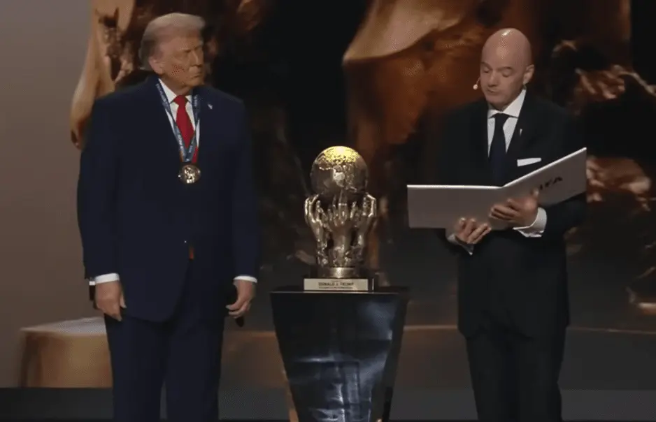 D. Trumpas sulaukė pripažinimo už pastangas skatinti taiką: apdovanotas „FIFA“ taikos prizu