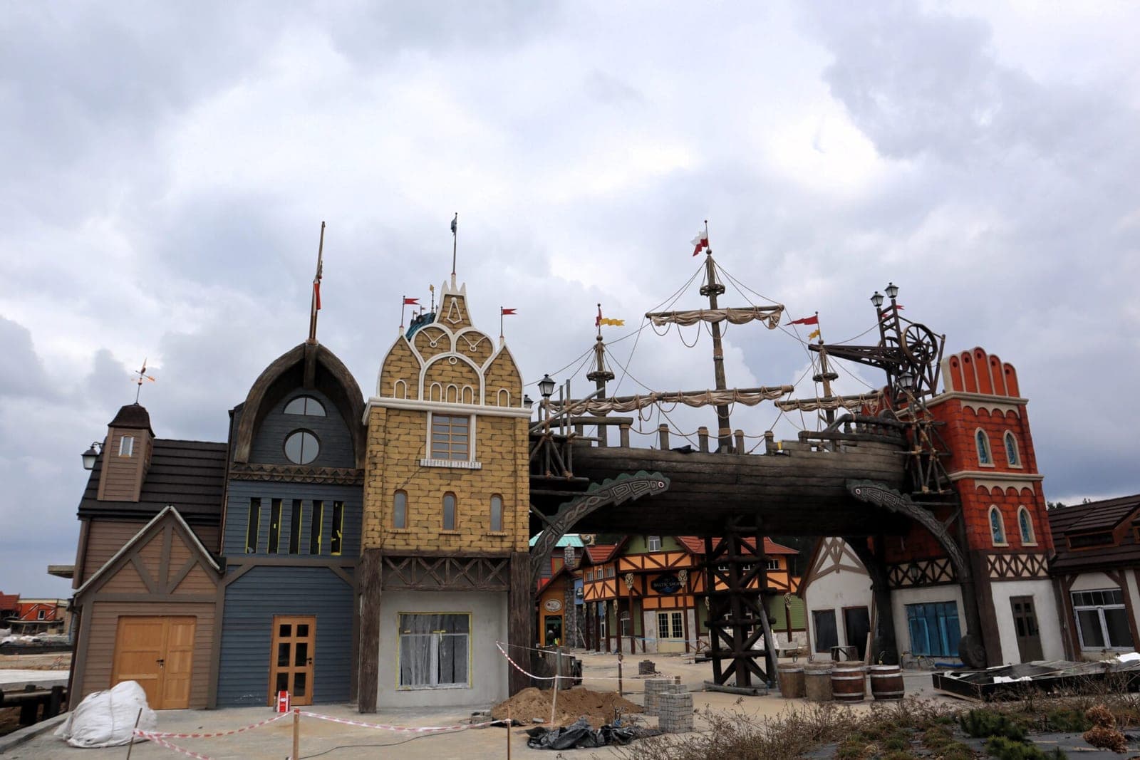 Lenkijos pramogų parkas „Hossoland“ nukėlė atidarymą: kada „Disneylando“ konkurentas atvers duris?