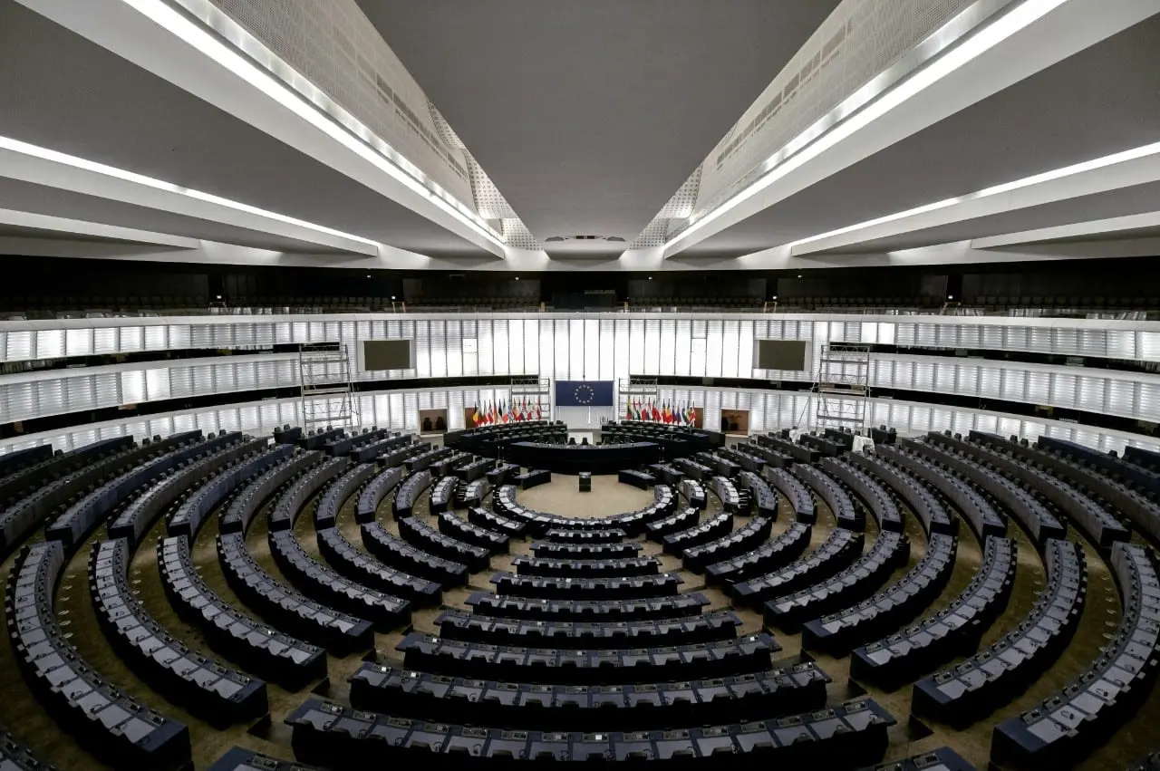 Beveik dvigubai pakeltos Seimo narių algos europarlamentarų nevilioja