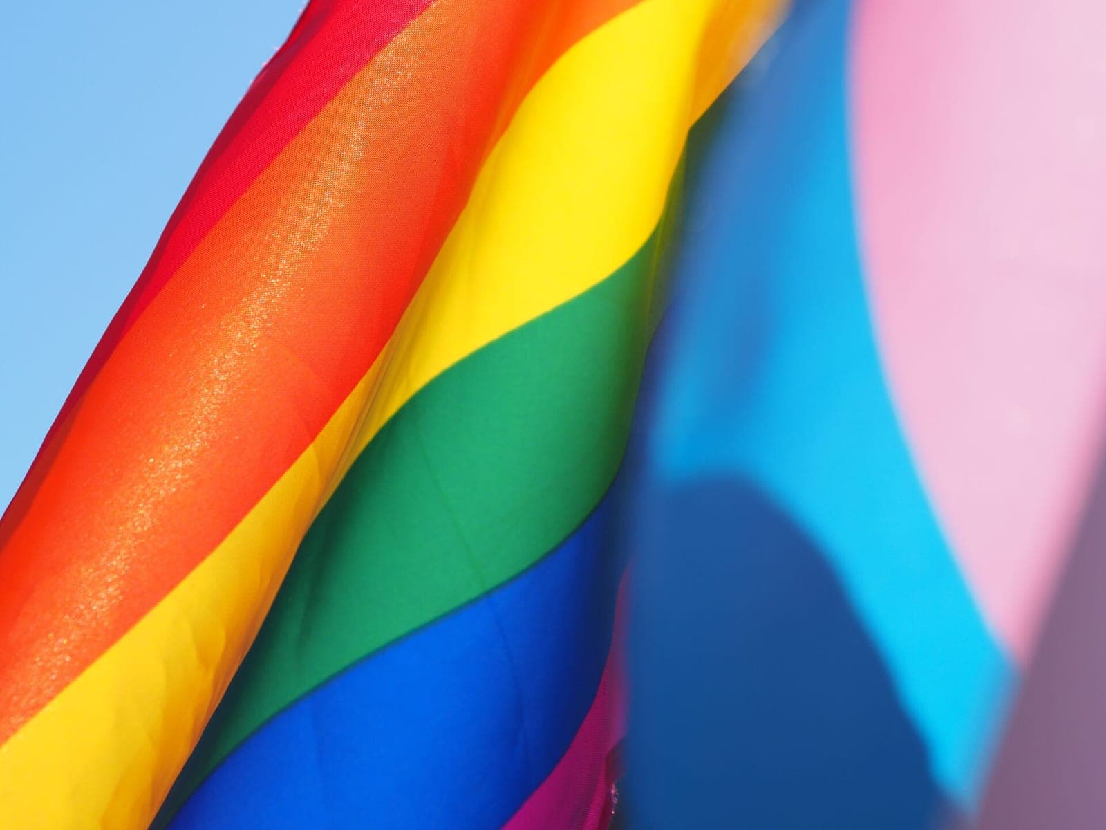 Naujas transseksualų šeimos modelis: biologinė kūdikio motina skelbiasi esanti tėvas, o tėvas – motina