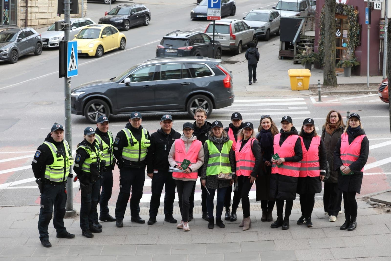 „Moterų ralio“ dalyvės kartu su policijos pareigūnais mokė pėsčiuosius teisingai eiti per perėją