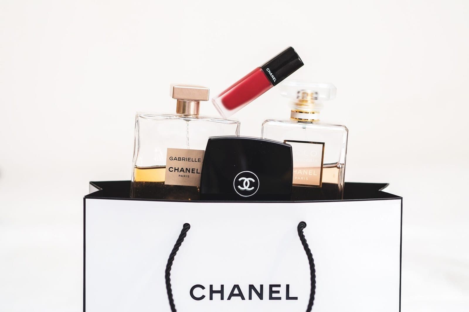 „Chanel“ pristatė brangiausią šiais metais Advento kalendorių: viduje – tušti maišeliai ir lipdukai