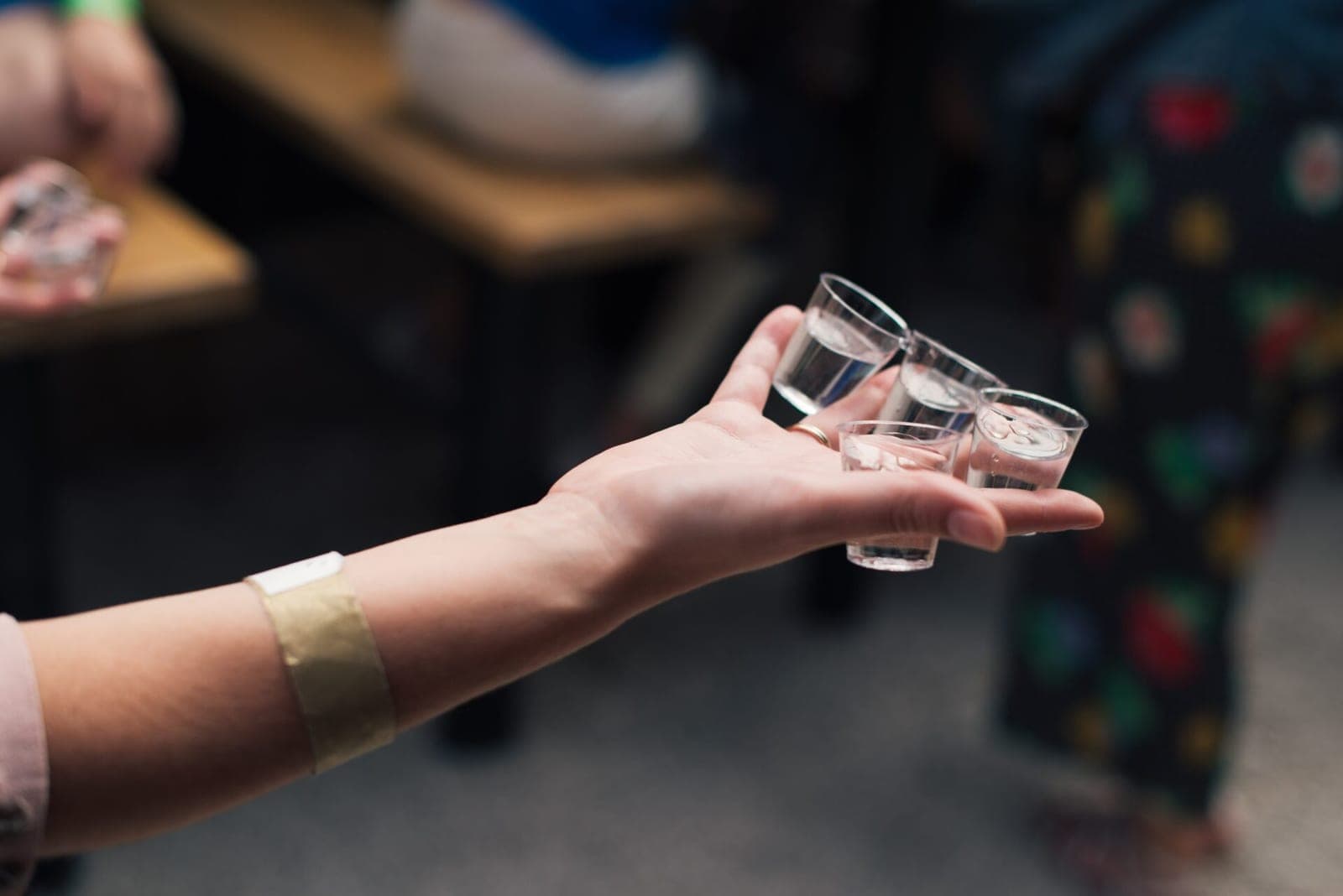 Gerklę „glostantys“ gėrimai: pogrindiniai samagono fabrikėliai ir abstinentai savininkai