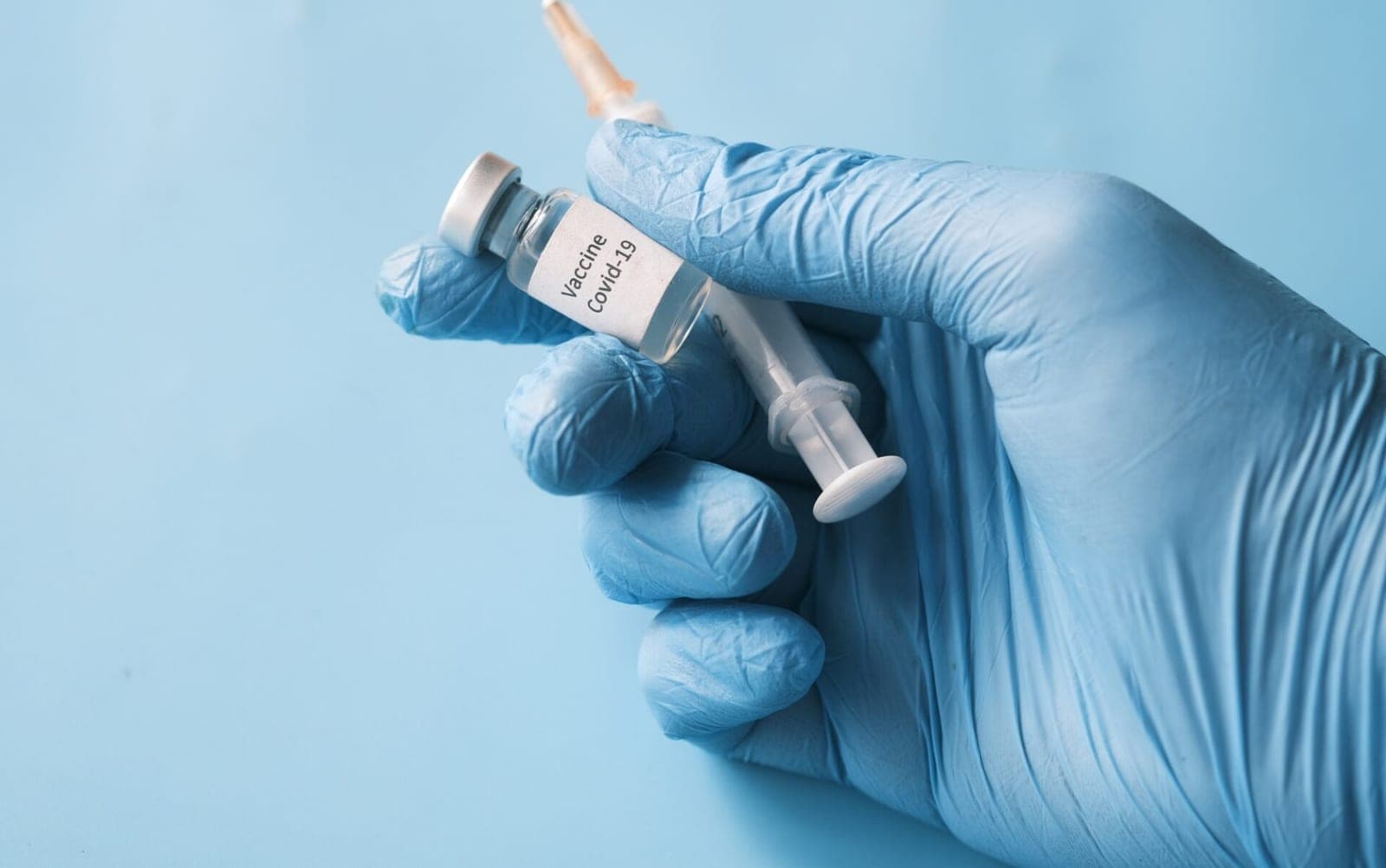 Kinija pirmoji pasaulyje patvirtino įkvepiamą COVID-19 vakciną