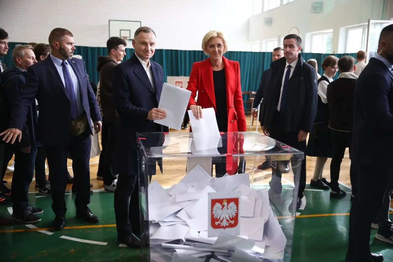 Lenkijos Seimo rinkimai: laimi valdančioji partija „Teisė ir teisingumas“
