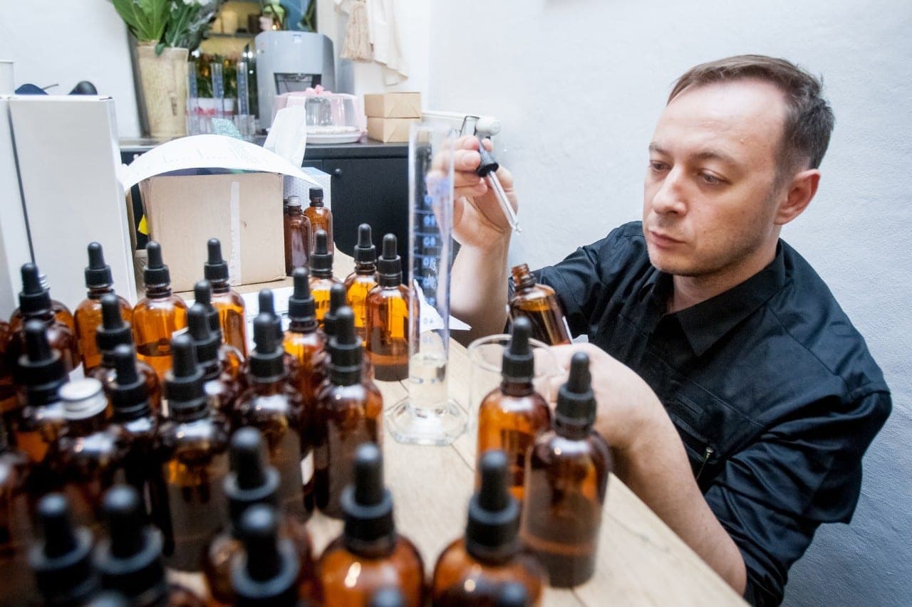 A. Mickevičius atidarė naujo tipo galeriją: meną kviečia patirti per kvapą