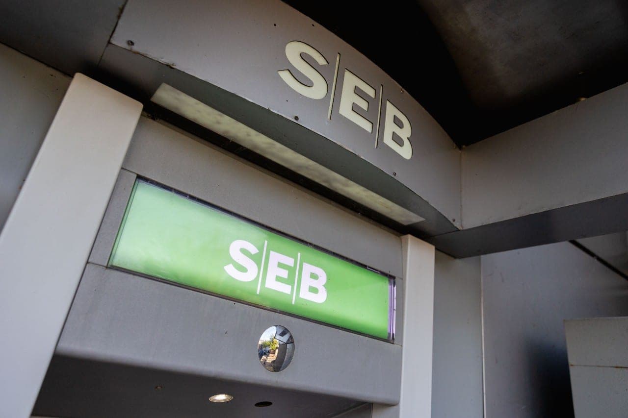 SEB bankas kėlė įkainius, bet apie tai informuoti savo klientų nepanoro
