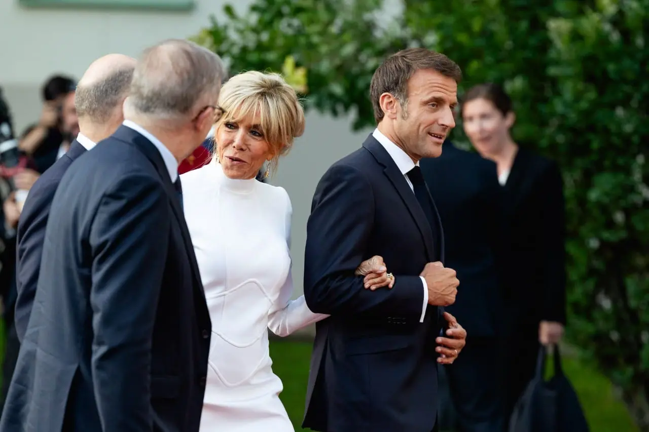 E. Macronas įtūžo dėl kalbų, kad neva jo žmona gimė vyriškos lyties