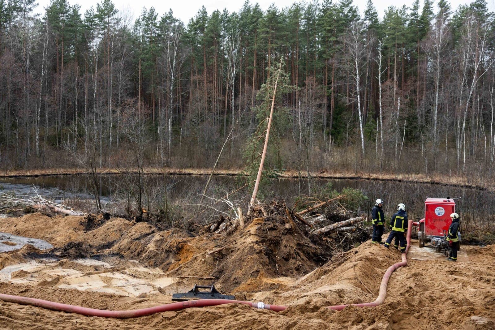 Kariuomenė: situacija Pabradėje nepakitusi, vis dar ruošiamas kelias žemsiurbei