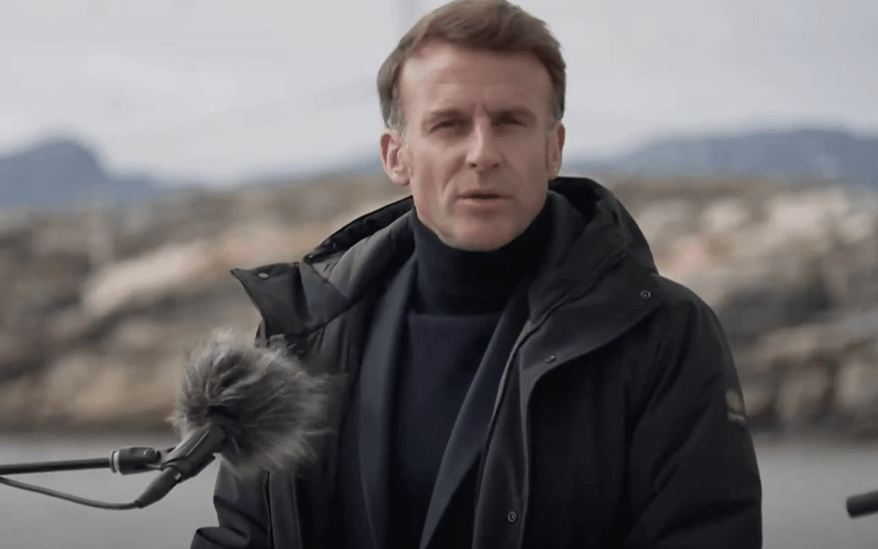 E. Macronas lankosi Grenlandijoje: akcentuoja Europos paramą strategiškai svarbiai Arkties salai