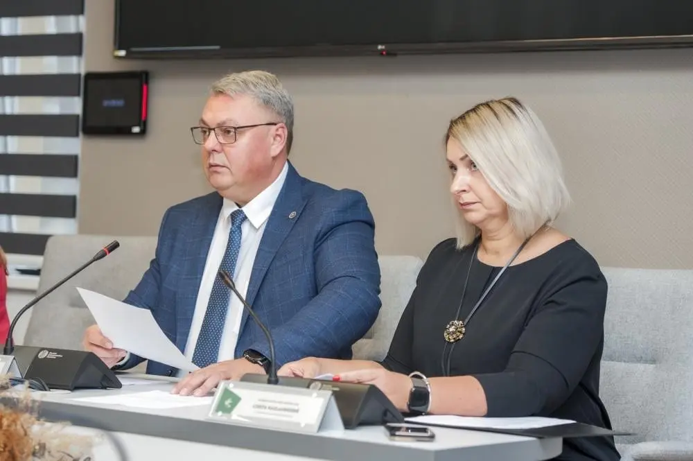 „Čekiukų“ skandalo herojus, Pagėgių meras, sprunka nuo žurnalistų klausimų