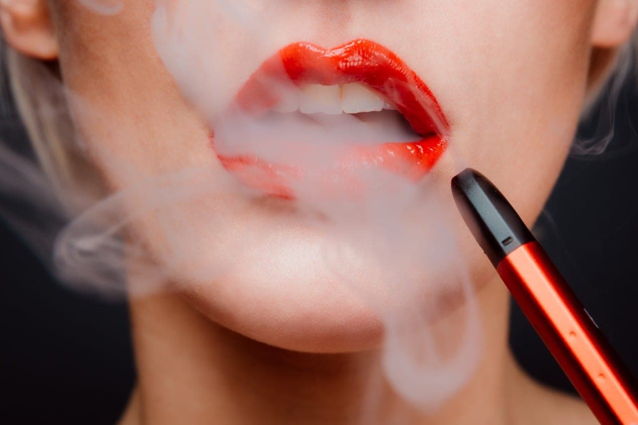 Didžiojoje Britanijoje skatins žmones naudoti elektronines cigaretes