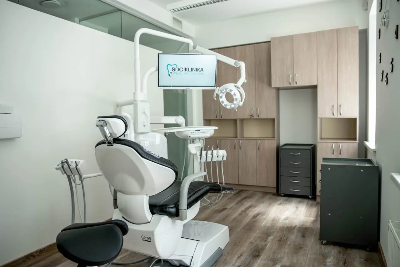 Sostinėje duris atvėrė pirmoji šalyje visą parą veiksianti odontologijos klinika