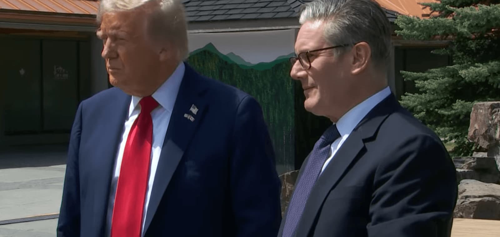Pasirašytas prekybos susitarimas: D. Trumpas sako, kad JK yra apsaugota nuo muitų, „nes jie man patinka“