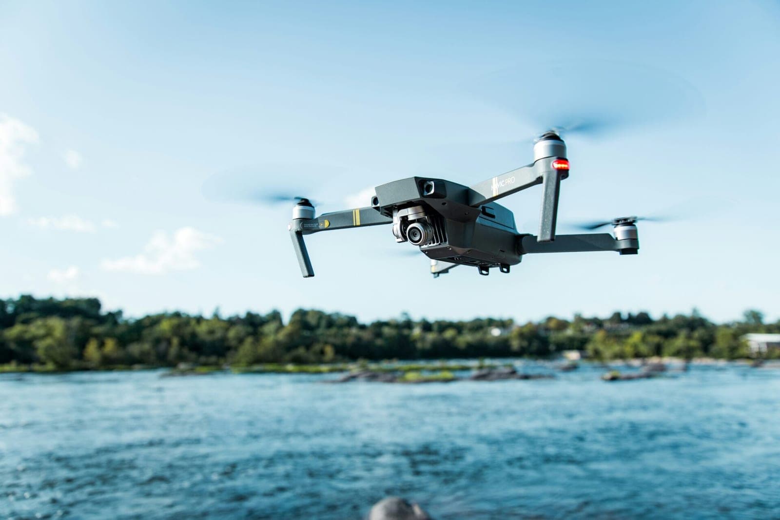 Po dronų incidento Latvijoje – kalbos apie atsistatydinimą: ministras prisiėmė atsakomybę