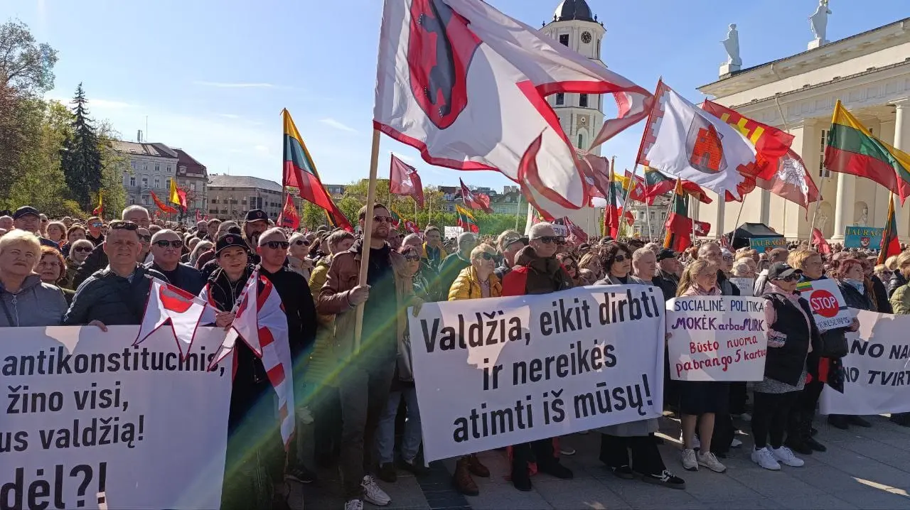 Vilniuje nugriaudėjo mitingas prieš visuotinį NT mokestį: Katedros aikštė buvo pilnutėlė