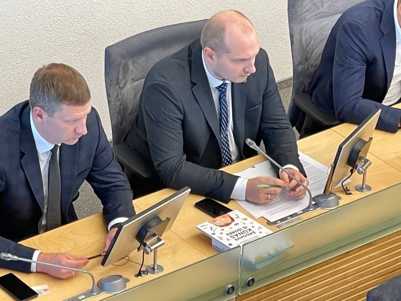 Ministrui, nežinančiam kiek yra lyčių, įteikta mokyklinė knyga