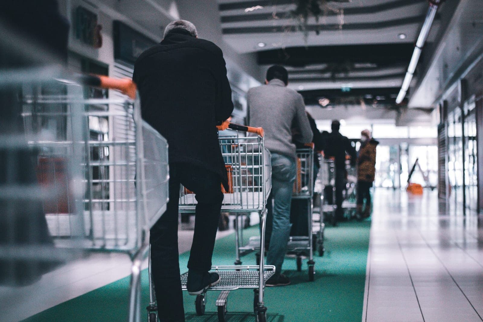 Skundžiamasi dėl naujų ribojimų vaistinėse ir degalinėse: logikos juose nėra