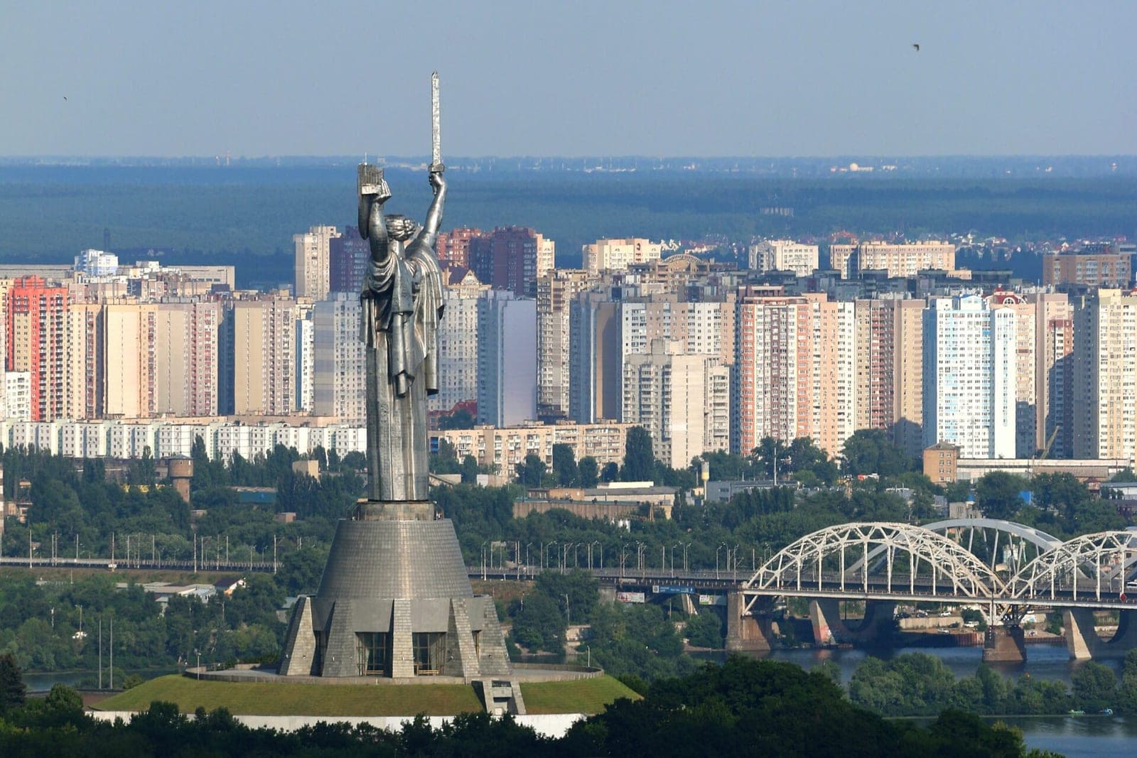 Ukrainiečiai masiškai grįžta namo, nors kai kurie dar neseniai mokėjo kyšius pasieniečiams, kad paliktų šalį