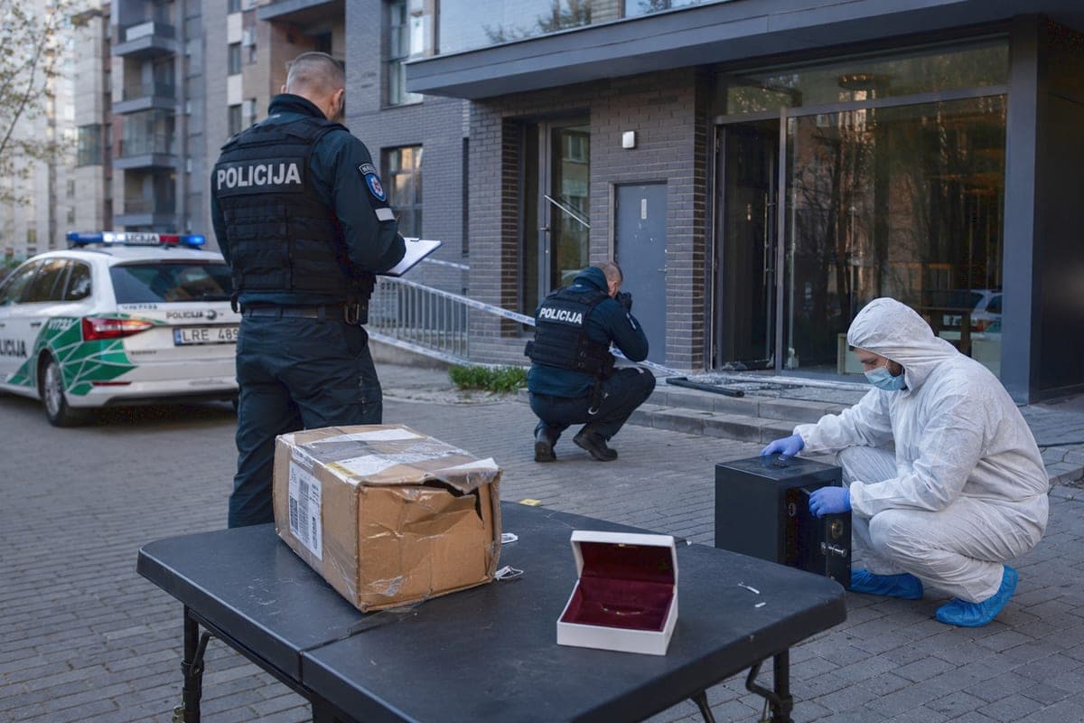 Vilniuje dingo deimantai, seifas su 46 tūkst. eurų, dar viena moteris sukčiams atidavė 107 tūkst. eurų