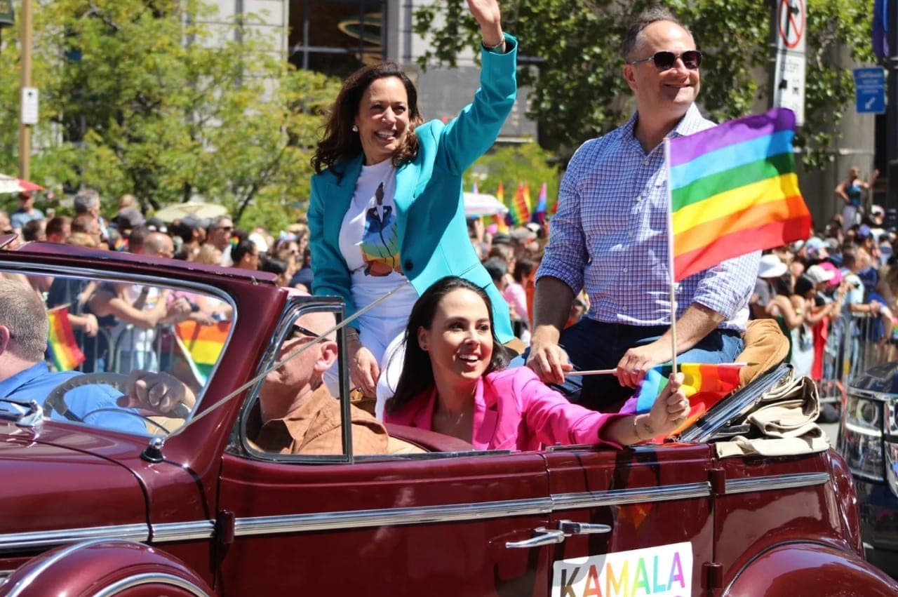 Kaip per 3 dienas Kamala Harris tapo pasaulio gelbėtoja?