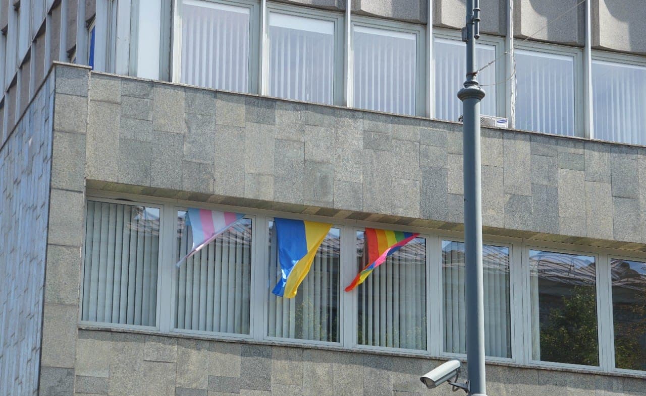 „Konservatoriai“ nori prie valstybinių pastatų leisti kabinti Ukrainos vėliavas – kada eilė vaivorykštei?