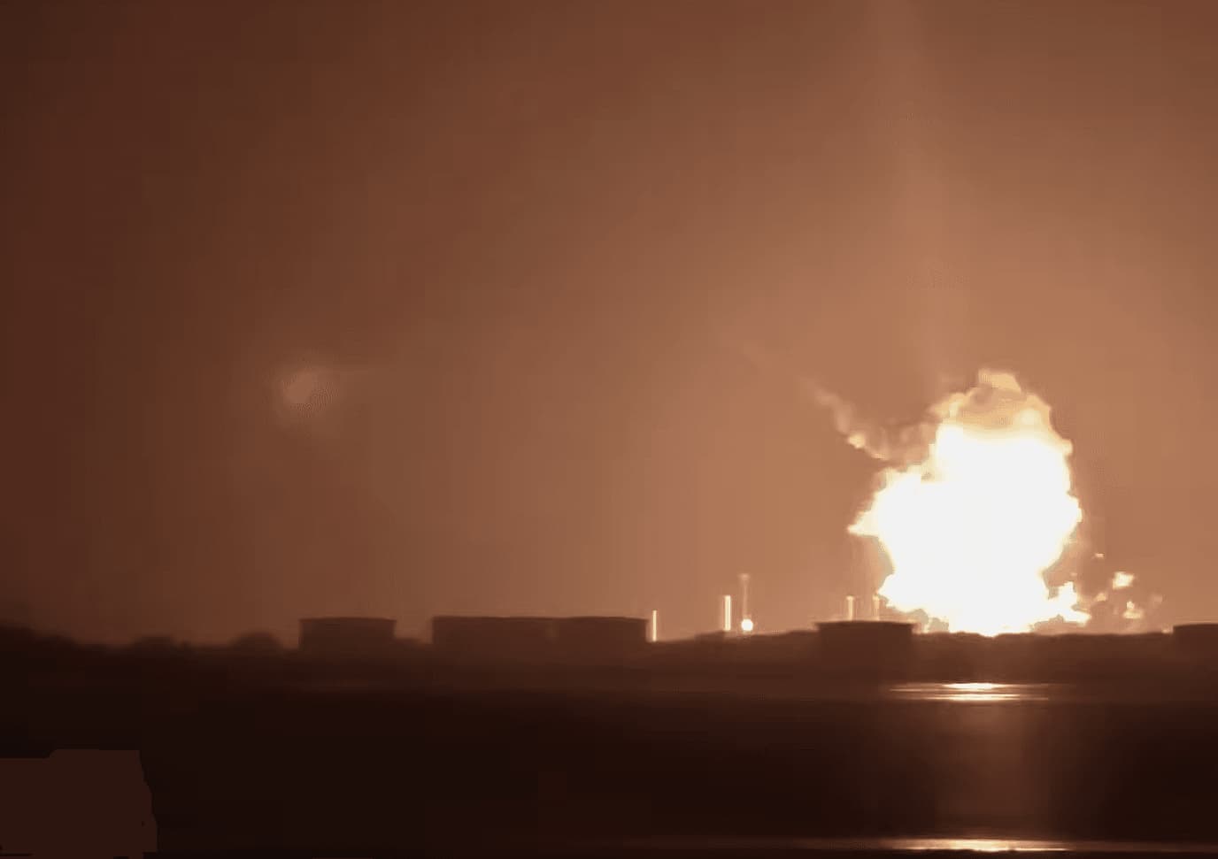 „SpaceX“ raketa „Starship“ sprogo prieš bandymą: sužeistų nėra