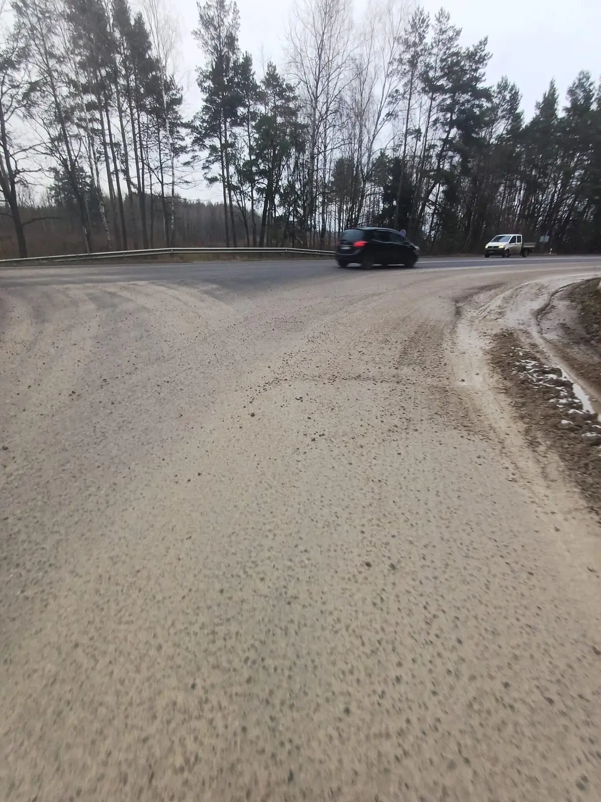 „Via Lietuva“ įspėja vairuotojus dėl kelio dangos taršos – pasekmės gali būti skaudžios