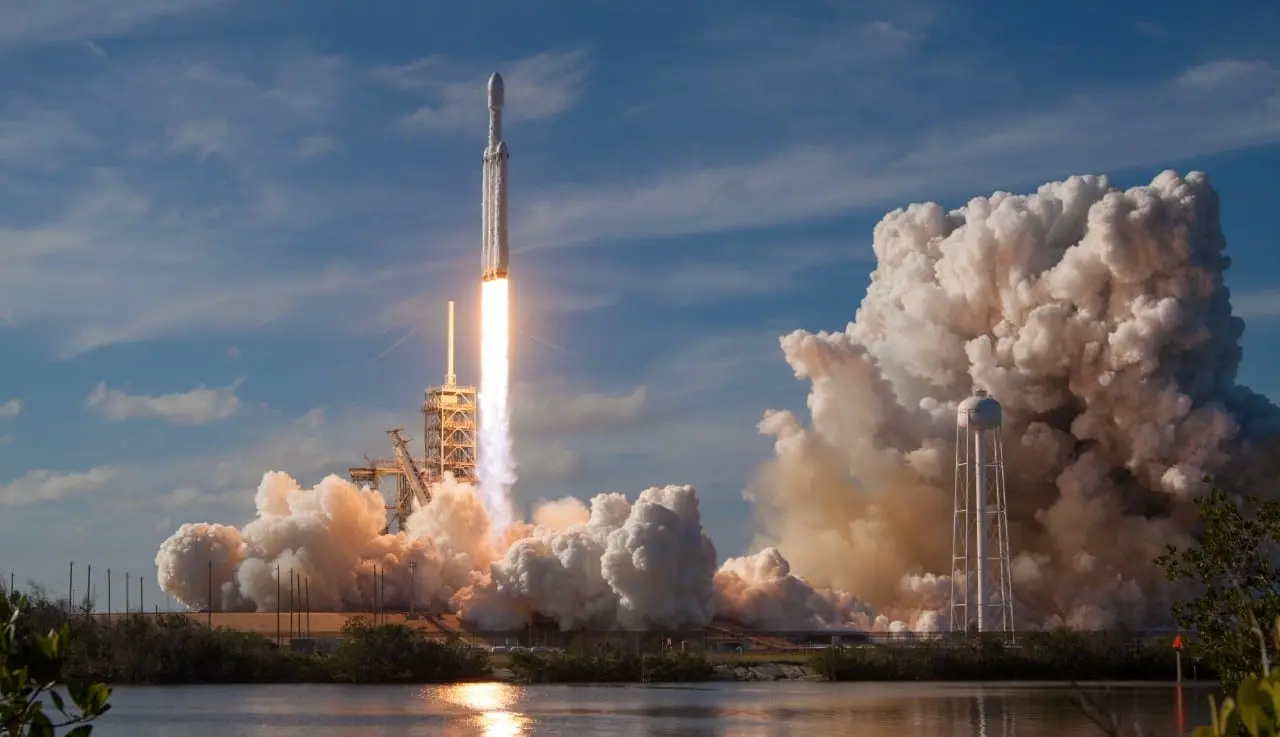 SpaceX „Starship“ pakilo sėkmingai, bet po pusvalandžio neteko kontrolės