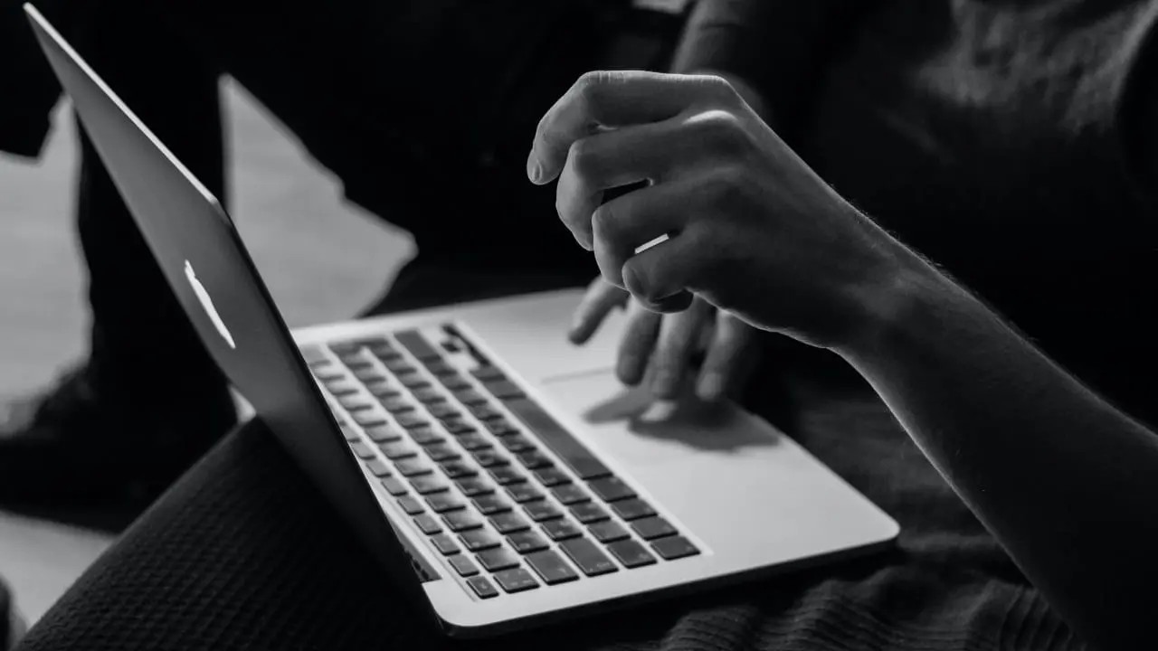 Elitas valdo mases internetu: sąmokslo teorija ar tikrovė?